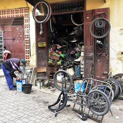 Das ist eine Fahrradwerkstadt, und er findet die Sachen