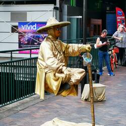 Straßenkünstler - ich musste 2x hinschauen, um zu verstehen, wie er das macht