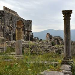 Rückseite vom Triumpfbogen, vorne Reste des Ephebehauses