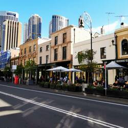 Stadtviertel The Rocks, dahinter türmt sich das moderne Zentrum auf