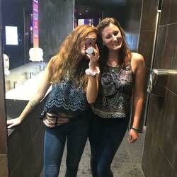 Warum hält Kimi das Handy so vorm Gesicht? 😅