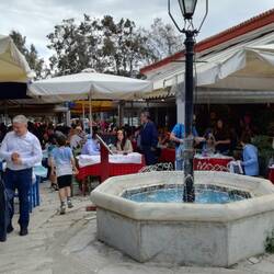 Am 1. Mai volle Straßen und Restaurants in Lavrion