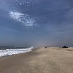 Sandstrand, Atlantikdunst, Angelruten und Over-Sand-Vehicles