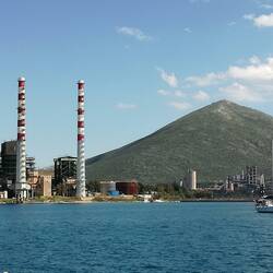 Industrie umrahmt Kultur (Turm zwischen Schornsteinen)