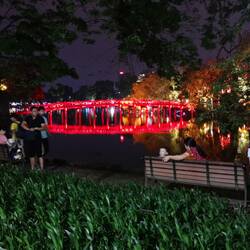 Brücke zum Tempel im Stadtpark