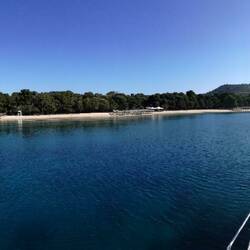 Langer Sandstrand aus dem Bilderbuch