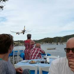 Landebahn beginnt neben dem Restaurant