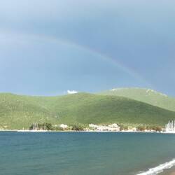 Liegeplatz unter dem Regenbogen