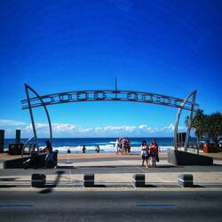 Eingang zum Strand von Surfers Paradise