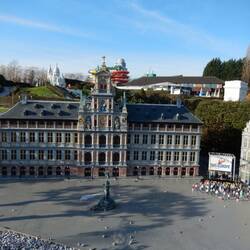 das Rathaus in Antwerpen mit dem davor stehenden Brabobrunnen und die Gildehäuser