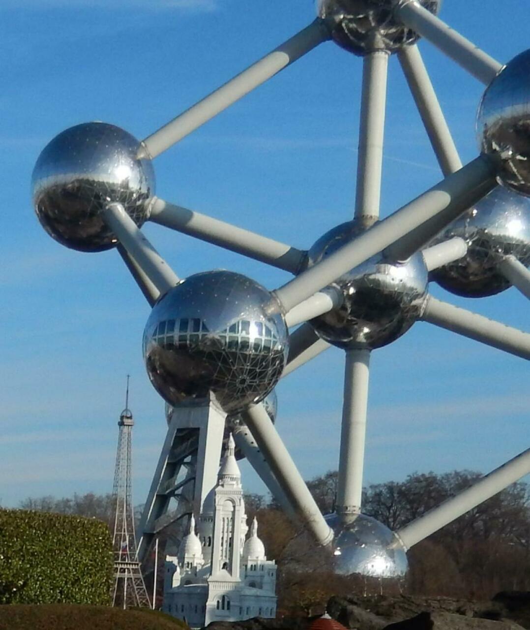 der Eiffelturm und die Basilique du Sacré-Cœur in Paris mit dem Atomium
