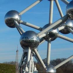 der Eiffelturm und die Basilique du Sacré-Cœur in Paris mit dem Atomium