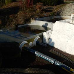 ein Modell des Eurotunnels und Häuserzeile Athol Terrace am Fuß des Kreidefelsens