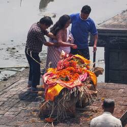 Leichnam vor der Verbrennung