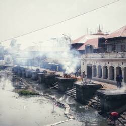 Die 'Ghats' am heiligen 'Bagmati' - Fluß