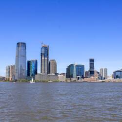 Blick vom Boot auf Jersey City...schillernde Hochhäuser und Colgate-Uhr