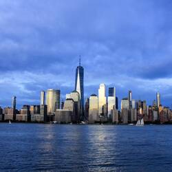 Manhattan-Skyline in der Dämmerung
