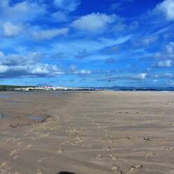 Endloser Strand, im Hintergrund Tarifa