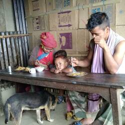 Un autre midi, parmi des familles et des ouvriers d'un chantier voisin.