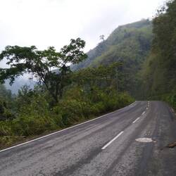 La route n:est malheureusement pas toujours dans cet état. Beaucoup de portions non goudronnées, très boueuses