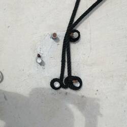 Modernes Makramee an den Gewinden für noch fehlende Poller