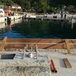 Schwimmsteg wird verankert