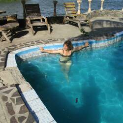 Kurze Verschnaufpause auf einer Insel mit Pool...