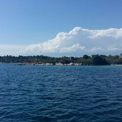 Sandstrand und türkises Wasser erinnert an Karibik