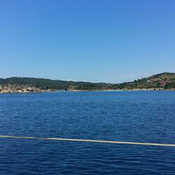 Slalom durch die Inselwelt zw. Festland und Dhiaporos