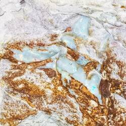 Opale in der Tunnel-Wand