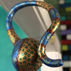 Mit Metalikfarbe angemalte curly dipper. Sehr cool.