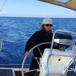 Sabine fährt uns die 40 sm zurück in die Sporaden