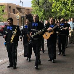 Hochzeitumzug mit fröhlicher Marriachi Musik.