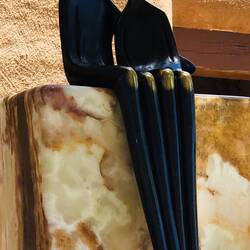 Unsere kleine Bronzestatue in groß vor dem coolen Hotel.