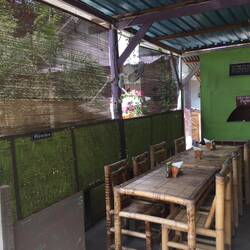 Warung mit Falafel und München Schild