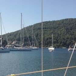 Boote liegen so eng, daß sogar Fender ausgebracht werden