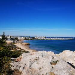 Blick auf Strand und Yachthafen