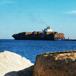 Ein Frachter verlässt den Hafen