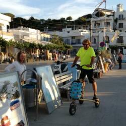 Hafenmeister mit Elektroroller