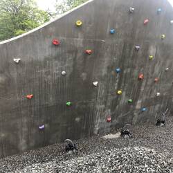 Un mur d'escalade pour minots