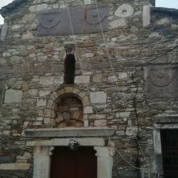 Und da ist sie, die kleine steinerne Kirche mit vermauerten Sarkophagen