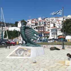 Das Seemannsdenkmal im Hafen von Skopelos