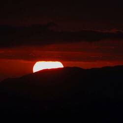 Coucher de soleil...en gros plan donc le reste est faussement sombre