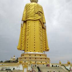 Les visiteurs birmans donnent l'échelle