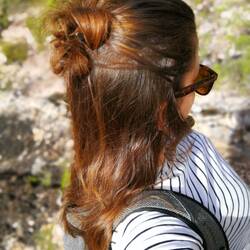 Sie hat die Haare schön. :D