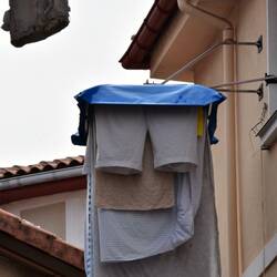Wäschetrocknen mal anders, Wäscheleine mit Schutzdach( es regnet oft unverhofft)