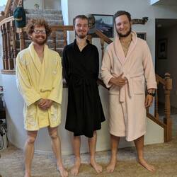 Rymetime, ich und Shaker warten auf unsere Klamotten.