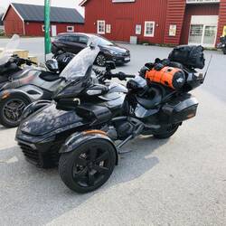 Deux CanAm croates qui montent au Cap Nord. Aucune originalité !😂