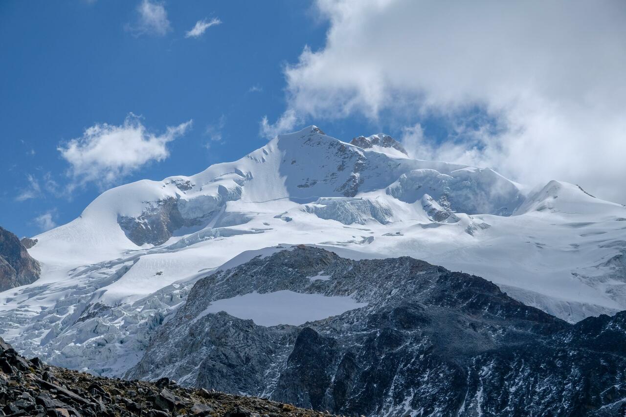 Huayna Potosi - de top die we gaan beklimmen. Halverwege op de rots zie je het high camp liggen...