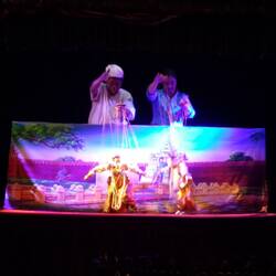 Puppet show. A chaque scene pendant quelques secondes on nous levait le rideau pour montrer les "maîtres"